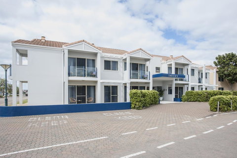 Marina Hotel - Tourism Caloundra 19