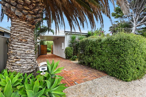 Ainslie Roberts Drive Retreat - Tourism Caloundra 13