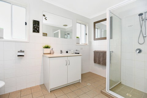 Ainslie Roberts Drive Retreat - Tourism Caloundra 5