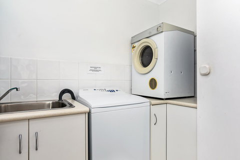 Ainslie Roberts Drive Retreat - Tourism Caloundra 10