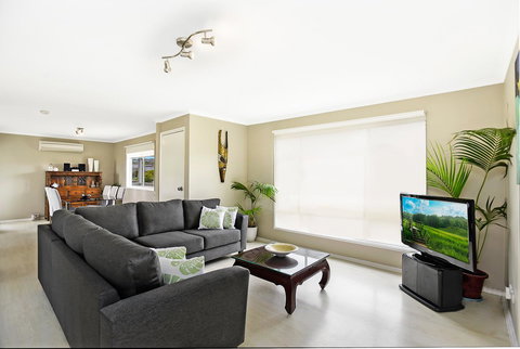 Ainslie Roberts Drive Retreat - Tourism Caloundra 0