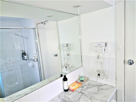 Hi 5 Glenelg Studio Apartment - Tourism Caloundra 6