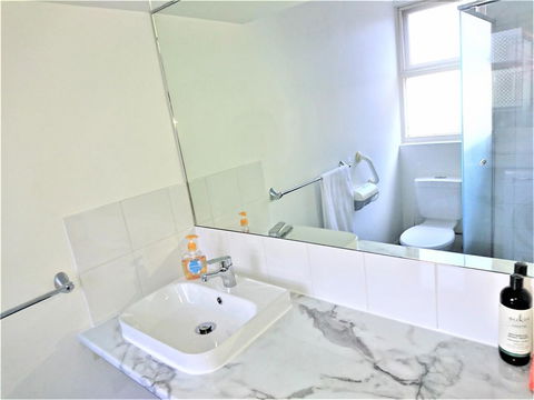Hi 5 Glenelg Studio Apartment - Tourism Caloundra 9