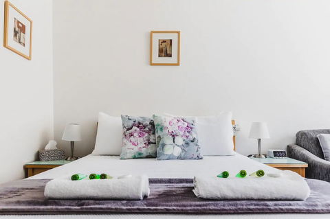 Hi 5 Glenelg Studio Apartment - Tourism Caloundra 1
