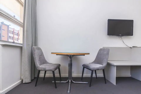 Hi 5 Glenelg Studio Apartment - Tourism Caloundra 4