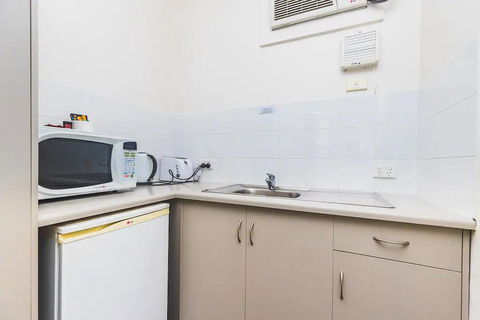 Hi 5 Glenelg Studio Apartment - Tourism Caloundra 7