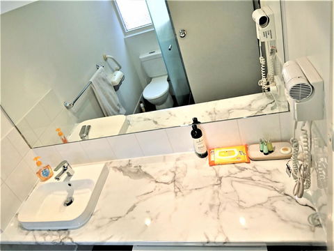 Hi 5 Glenelg Studio Apartment - Tourism Caloundra 5