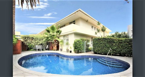 Hi 5 Glenelg Studio Apartment - Tourism Caloundra 0
