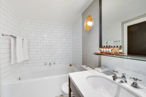 Mayfair Hotel - Tourism Caloundra 1