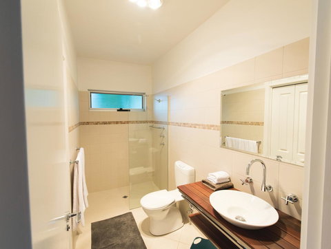 S T U D I O 22 Peaceful Retreat With Garden Views - Tourism Caloundra 6