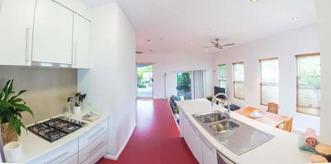 S T U D I O 22 Peaceful Retreat With Garden Views - Tourism Caloundra 4
