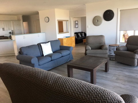 Emu Bay Holiday Homes - Tourism Caloundra 30