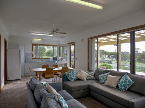 Emu Bay Holiday Homes - Tourism Caloundra 7