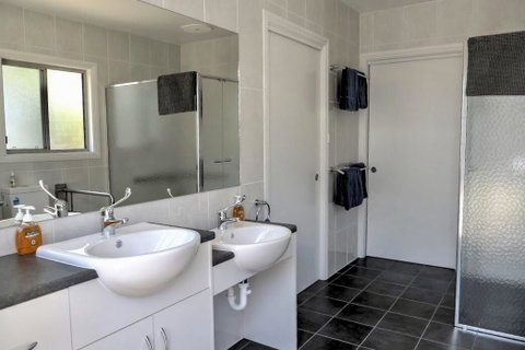 Emu Bay Holiday Homes - Tourism Caloundra 14
