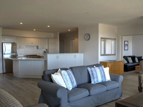 Emu Bay Holiday Homes - Tourism Caloundra 15