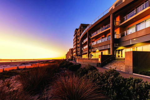 Glenelg Beach Studio - Tourism Caloundra 0