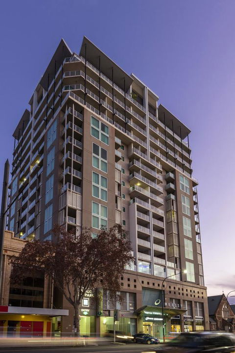 Oaks Adelaide Embassy Suites - Tourism Caloundra 9