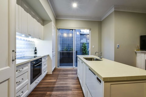 Aloha Central Luxury Apartments - Tourism Caloundra 10