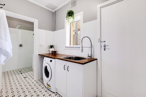 Cute And Cosy - Events, Workers, Getaways - Tourism Caloundra 11