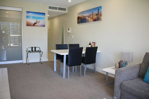 Beachside Luxury Getaway In Glenelg - Tourism Caloundra 5
