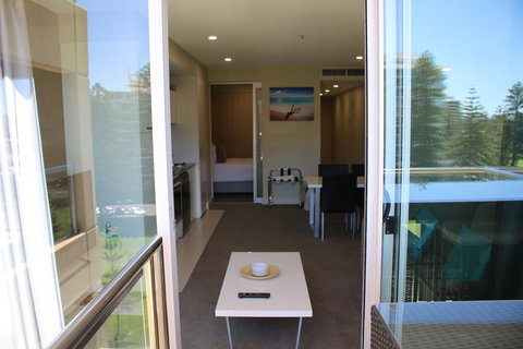Beachside Luxury Getaway In Glenelg - Tourism Caloundra 3