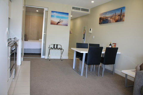 Beachside Luxury Getaway In Glenelg - Tourism Caloundra 4