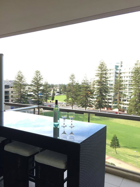 Beachside Luxury Getaway In Glenelg - Tourism Caloundra 0