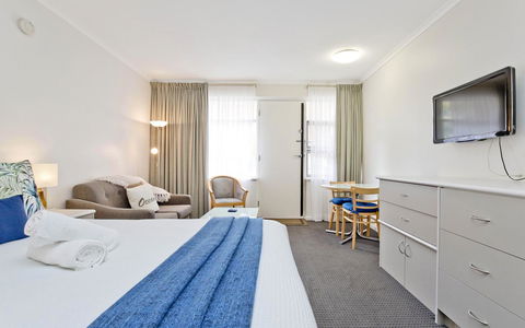 Glenelg Oasis Studios - Tourism Caloundra 4