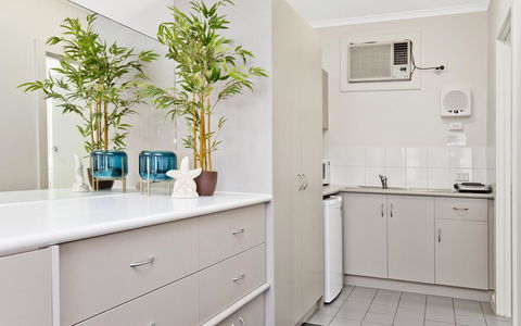Glenelg Oasis Studios - Tourism Caloundra 7