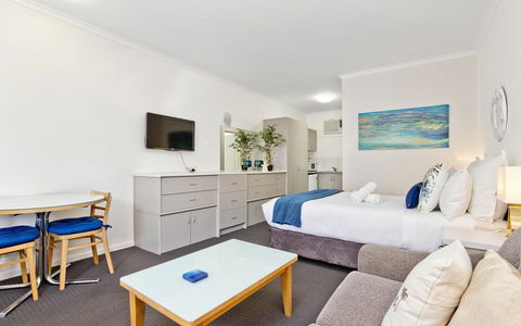Glenelg Oasis Studios - Tourism Caloundra 1