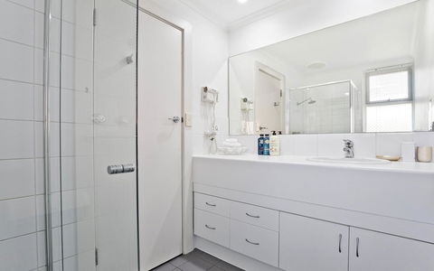 Glenelg Oasis Studios - Tourism Caloundra 12