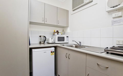 Glenelg Oasis Studios - Tourism Caloundra 10