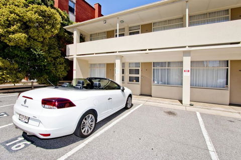 Glenelg Oasis Studios - Tourism Caloundra 17