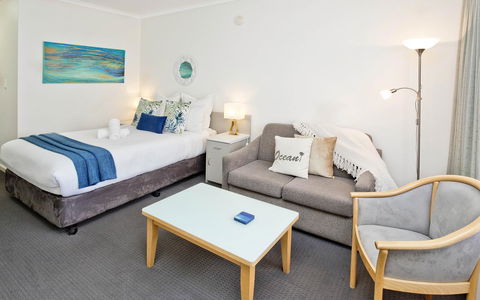 Glenelg Oasis Studios - Tourism Caloundra 8