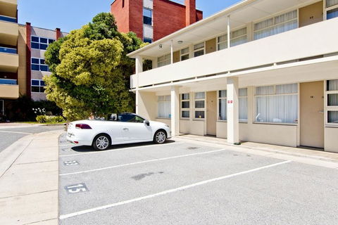 Glenelg Oasis Studios - Tourism Caloundra 6