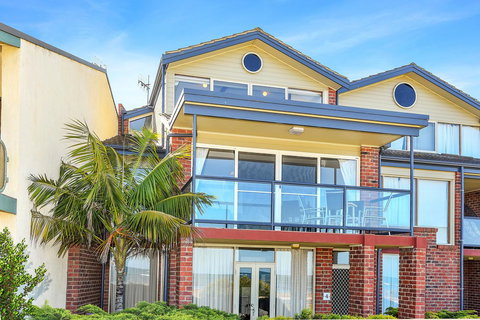 Franklin Beachfront Apartments - Tourism Caloundra 2