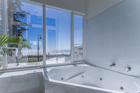 Seawall Apartments - Tourism Caloundra 4