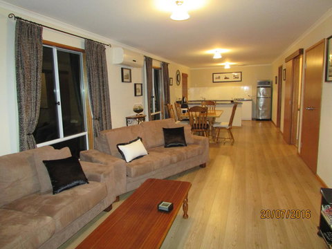 Lazy Days Cottage - Victor Harbor - Tourism Caloundra 17