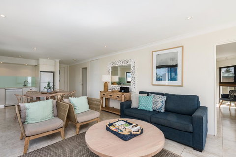 Bayview Beachfront Apartments, In Town Right On The Beach - Tourism Caloundra 32