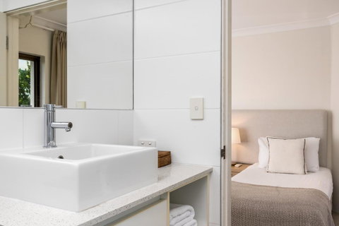 Bayview Beachfront Apartments, In Town Right On The Beach - Tourism Caloundra 31