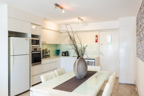Bayview Beachfront Apartments, In Town Right On The Beach - Tourism Caloundra 42