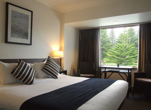 Nightcap At Hotel Victor - Tourism Caloundra 14