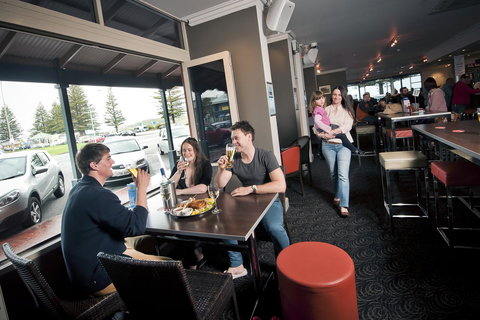 Nightcap At Hotel Victor - Tourism Caloundra 21