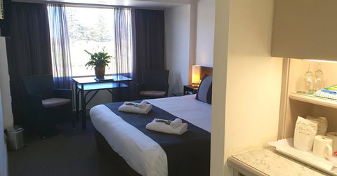 Nightcap At Hotel Victor - Tourism Caloundra 1