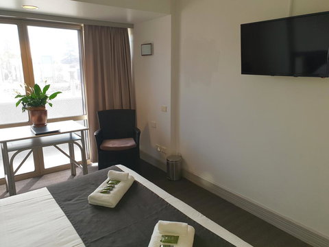 Nightcap At Hotel Victor - Tourism Caloundra 5