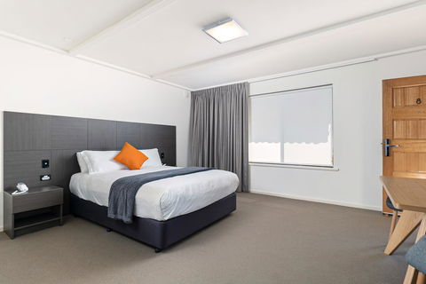 Mick O\'Sheas - Tourism Caloundra 4