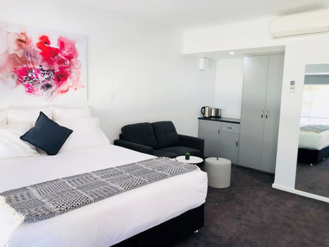 The Avenue Inn - Tourism Caloundra 0