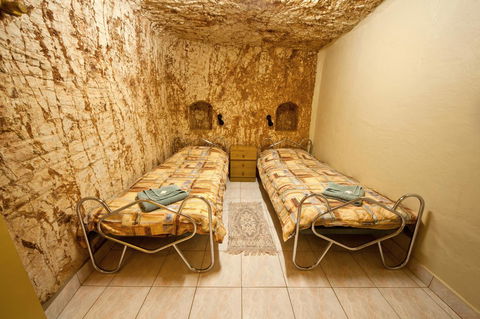 Radeka Downunder Underground Motel - Tourism Caloundra 7