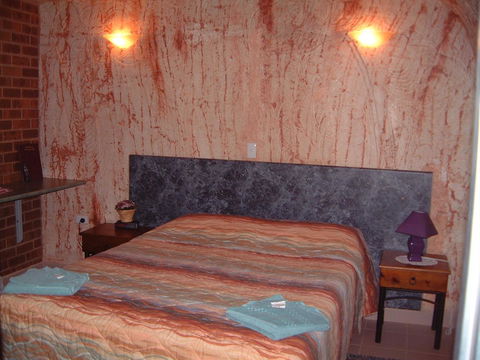 Radeka Downunder Underground Motel - Tourism Caloundra 1