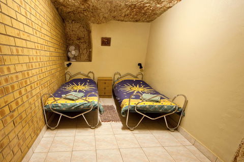 Radeka Downunder Underground Motel - Tourism Caloundra 5